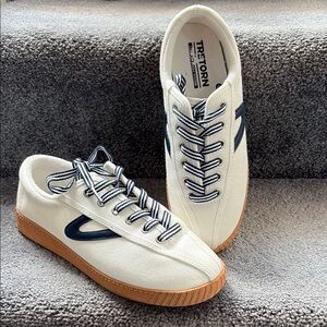 Tretorn canvas tennis shoes size 7. Worn once.